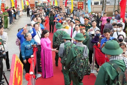 Lãnh đạo tỉnh Bến Tre tiễn tân binh lên đường bảo vệ tổ quốc. (Ảnh: HOÀNG TRUNG)