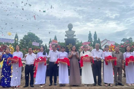 Lễ cắt băng khánh thành tượng nữ sĩ Sương Nguyệt Anh.