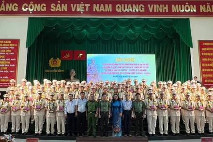 Công an tỉnh Bến Tre tuyên dương 75 tập thể, cá nhân điển hình tiên tiến.