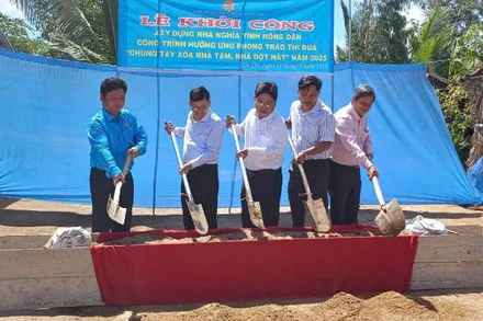 Lãnh đạo Hội nông dân cùng chính quyền địa phương thực hiện nghi thức động thổ khởi công xây dựng nhà nghĩa tình nông dân. (Ảnh: HOÀNG TRUNG)