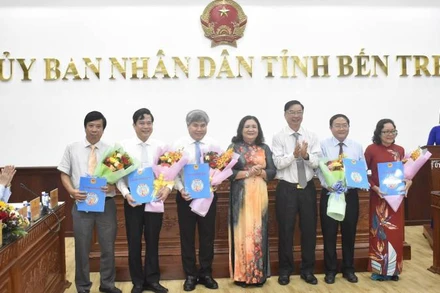 Quyền Bí thư Tỉnh ủy Bến Tre Hồ Thị Hoàng Yến trao các quyết định về sắp xếp tổ chức bộ máy. (Ảnh: HOÀNG TRUNG)