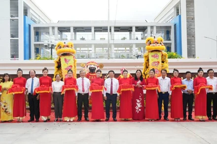 Đại biểu tham dự buổi Lễ thực hiện nghi thức cắt băng khánh thành công trình Bệnh viện Y học cổ truyền Trần Văn An. (Ảnh: HOÀNG TRUNG)