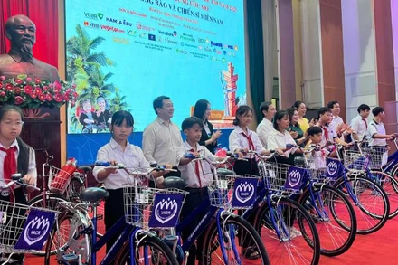 Ban tổ chức tặng xe đạp, quà cho học sinh có hoàn cảnh khó khăn. (Ảnh: HOÀNG TRUNG)