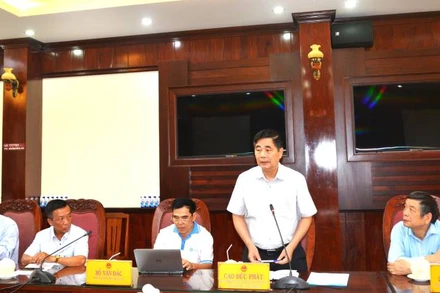 Đoàn công tác Quỹ Cộng đồng phòng tránh thiên tai làm việc tại tỉnh Bến Tre. (Ảnh: HOÀNG TRUNG)