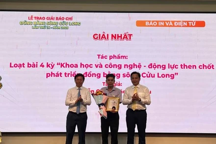 Ban tổ chức trao giải Nhất cho tác giả đoạt giải. (Ảnh: HOÀNG TRUNG)