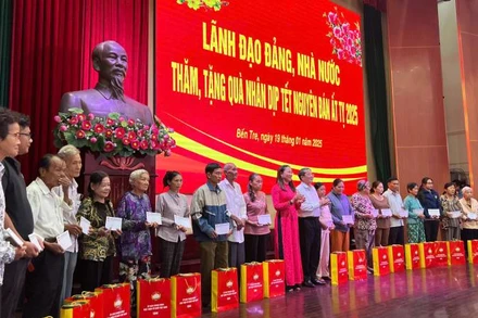 Phó Chủ tịch Quốc hội Nguyễn Đức Hải cùng lãnh đạo chính quyền địa phương trao quà Tết cho người nghèo tại tỉnh Bến Tre. (Ảnh: HOÀNG TRUNG)