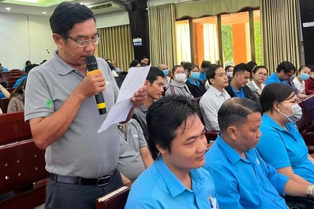 Đại diện người lao động phát biểu trong buổi đối thoại với lãnh đạo tỉnh Bến Tre. (Ảnh: HOÀNG TRUNG)