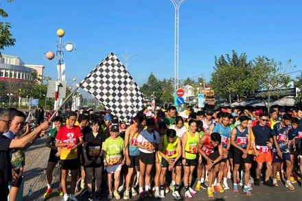 Các vận động viên xuất phát tại cự ly 5km tại giải Việt dã Báo Đồng Khởi năm 2025. (Ảnh: HOÀNG TRUNG)