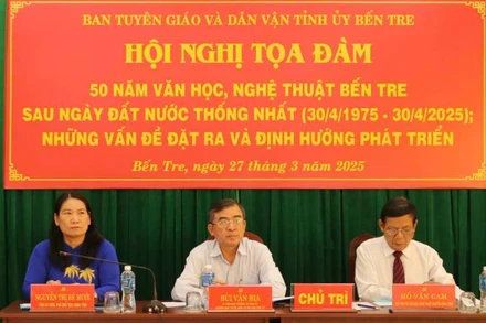 Đại biểu chủ trì tại Hội nghị tọa đàm "50 năm văn học, nghệ thuật Bến Tre". (Ảnh: HOÀNG TRUNG)