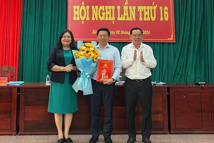 Quyền Bí thư Tỉnh ủy Bến Tre Hồ Thị Hoàng Yến trao quyết định phân công đồng chí Trần Thanh Lâm giữ chức Phó Bí thư Thường trực Tỉnh ủy Bến Tre nhiệm kỳ 2020-2025.