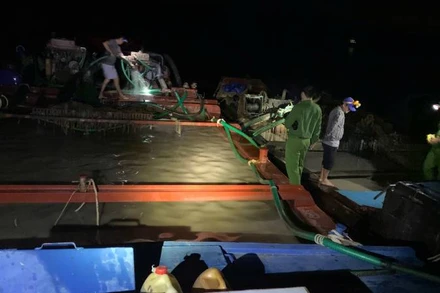 Các phương tiện khai thác, vận chuyển cát trái phép bị cơ quan chức năng tạm giữ để xử lý theo quy định. (Ảnh: HOÀNG TRUNG)