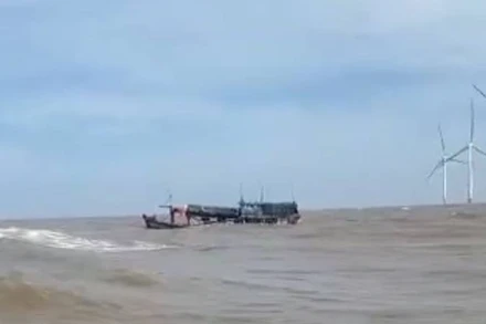 Tàu đánh cá gặp nạn khi đang trên đường vào bờ.
