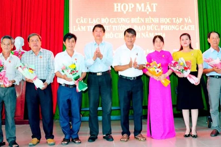 Câu lạc bộ gương điển hình học tập và làm theo tư tưởng, đạo đức, phong cách Hồ Chí Minh kết nạp thành viên mới. (Ảnh: HOÀNG TRUNG)