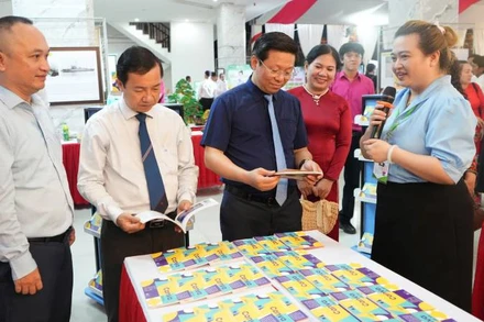 Lãnh đạo tham quan khu trưng bày tại Ngày Sách và Văn hóa đọc Việt Nam. (Ảnh: HOÀNG TRUNG).