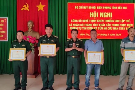 Lãnh đạo Bộ đội Biên phòng tỉnh Bến Tre trao giấy khen cho 4 cá nhân đã kịp thời cứu ngư dân gặp nạn trên biển. (Ảnh: HOÀNG TRUNG)