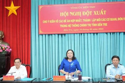 Lãnh đạo tỉnh Bến Tre chủ trì tại Hội nghị. (Ảnh: HOÀNG TRUNG)