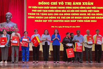 Phó Chủ tịch nước Võ Thị Ánh Xuân cũng lãnh đạo chính quyền địa phương tặng quà Tết tại tỉnh Bến Tre.
