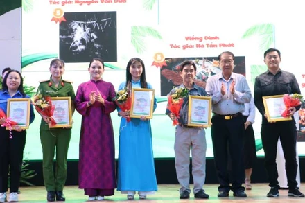 Lãnh đạo Sở Văn hóa, Thể thao và Du lịch trao giải cuộc thi ảnh đẹp du lịch. (Ảnh: HOÀNG TRUNG)