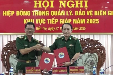 Bộ Chỉ huy Bộ đội Biên phòng tỉnh Bến Tre và Trà Vinh ký kết kế hoạch hiệp đồng trong quản lý, bảo vệ biên giới khu vực tiếp giáp năm 2025. (Ảnh: HOÀNG TRUNG)