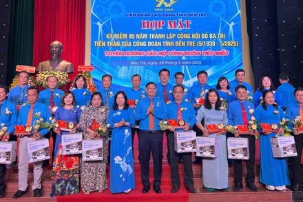 Liên đoàn Lao động tỉnh Bến Tre tuyên dương cán bộ công đoàn tiêu biểu, xuất sắc. (Ảnh: HOÀNG TRUNG)