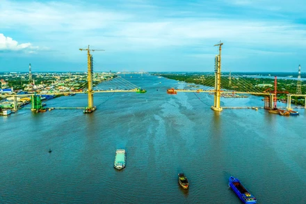 Cầu Rạch Miễu 2 nối bắc qua sông Tiền nối liền 2 tỉnh Tiền Giang và Bến Tre chuẩn bị hoàn thành. (Ảnh: TRUNG HIẾU)