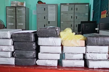 Người dân phát hiện gói nghi ma túy trôi dạt vào bờ biển