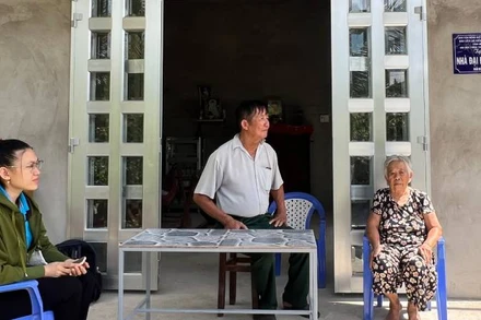 Gia đình bà Nguyễn Thị Sữa (phải) vui mừng khi được hỗ trợ xây dựng nhà Đại đoàn kết. (Ảnh: HOÀNG TRUNG)