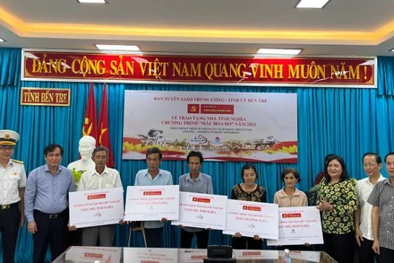 Lãnh đạo tham dự buổi lễ trao nhà tình nghĩa cho 5 gia đình chính sách.