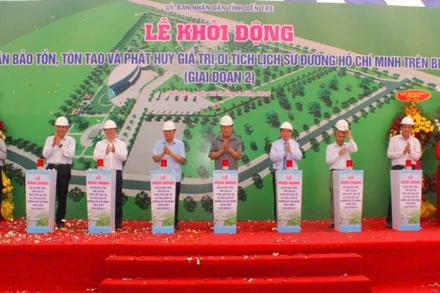 Đại biểu tham dự buổi lễ thực hiện nghi thức khởi động Dự án bảo tồn, tôn tạo và phát huy giá trị lịch sử đường Hồ Chí Minh trên biển. (Ảnh: HOÀNG TRUNG)