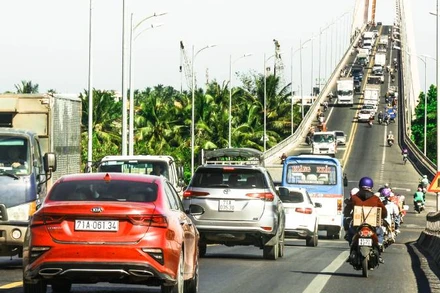 Sẽ cắt giao thông toàn bộ xe ô-tô qua cầu Rạch Miễu trong thời gian thử tải. (Ảnh: HOÀNG TRUNG)