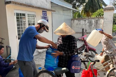 Người dân huyện Giồng Trôm (tỉnh Bến Tre) chở nước ngọt từ hệ thống lọc RO về sử dụng do hạn mặn xâm nhập sâu vào đất liền.