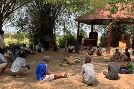 Nhóm đối tượng đánh bạc bị lực lượng công an bắt giữ để xử lý.