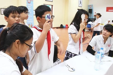 Khám sức khoẻ cho học sinh tại trường học. (Ảnh minh hoạ: KHIẾU MINH)