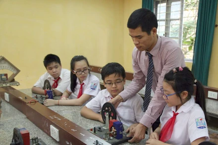 Giáo viên THCS đang giảng bài cho học sinh. (Ảnh: DUY LINH)