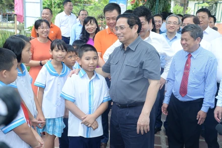 Thủ tướng Phạm Minh Chính thăm hỏi, động viên các cháu tại Làng Trẻ em SOS Nha Trang (Ảnh: THANH GIANG)