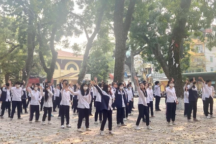 Học sinh tập thể dục giữa giờ, nâng cao sức khỏe.