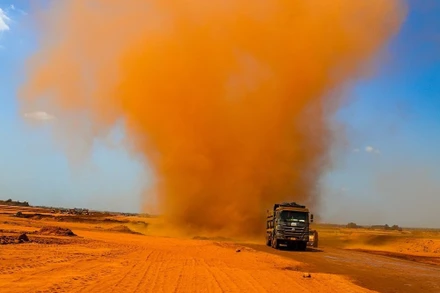Bụi bay cao hàng chục mét trong quá trình xe vận chuyển đất hạng mục san nền sân bay Long Thành.