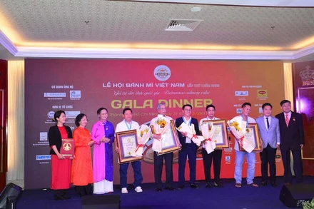 Đại diện Ban Tổ chức trao bảng chứng nhận cho các thương hiệu bánh mì.