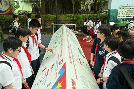 Các em học sinh Trường trung học cơ sở Giảng Võ tham quan và trải nghiệm triển lãm.