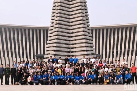 Cán bộ, đoàn viên Công đoàn và đoàn viên, thanh niên Báo Nhân Dân chụp ảnh lưu niệm tại quảng trường Tháp Chiến thắng Bảo tàng Lịch sử Quân sự Việt Nam.