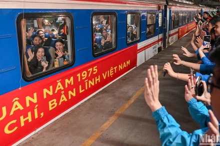 Lực lượng diễu binh diễu hành lên đường từ Ga Hà Nội vào nam phục vụ Lễ kỷ niệm 50 năm Ngày Giải phóng miền nam, thống nhất đất nước (30/4/1975-30/4/2025).