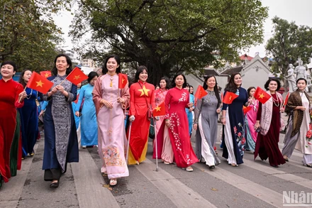 Các đại biểu tham gia diễu hành tại không gian đi bộ hồ Hoàn Kiếm.