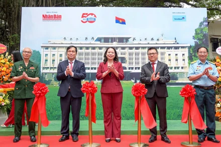 Các đại biểu cắt băng khai trương triển lãm tương tác kỉ niệm 50 năm giải phóng miền Nam,thống nhất đất nước.