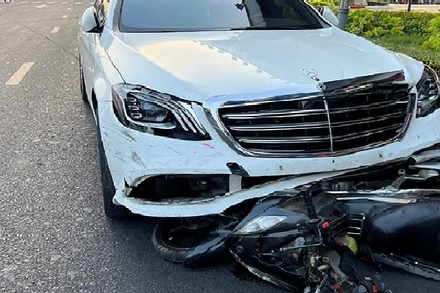 1 chiếc xe máy bị cuốn vào gầm, kéo lê hàng chục mét.