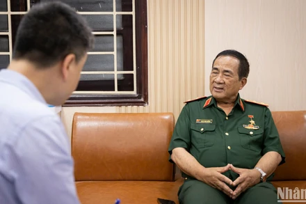 Trung tướng Đoàn Sinh Hưởng, Anh hùng Lực lượng vũ trang nhân dân, nguyên Tư lệnh Binh chủng Tăng Thiết giáp, nguyên Tư lệnh Quân khu 4 chia sẻ về Chiến dịch Tây Nguyên tại trụ sở Báo Nhân Dân. (ẢNH: SƠN TÙNG)