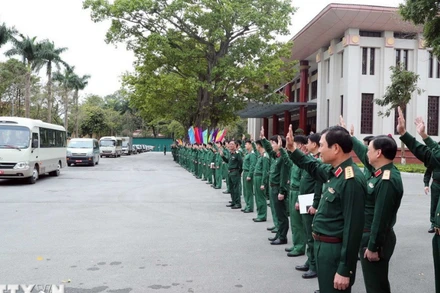 Đại tướng Nguyễn Tân Cương, Tổng Tham mưu trưởng, Thứ trưởng Bộ Quốc Phòng và các đại diện các cơ quan tiễn đoàn sĩ quan, quân nhân ra sân bay sang Myanmar trong chiều 30/3. (Ảnh: Trọng Đức/ TTXVN)