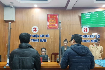 Người dân tới làm thủ tục cấp, đổi giấy phép lái xe tại Hà Nội. (Ảnh: PHONG LÊ)
