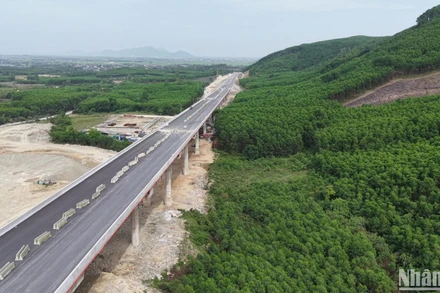 Dự án thành phần cao tốc bắc-nam qua địa phận Hà Tĩnh có vai trò huyết mạch trong hành lang vận tải bắc-nam, mang tính kết nối các vùng, miền, trung tâm kinh tế trọng điểm, các đầu mối giao thông quan trọng của Hà Tĩnh cũng như khu vực miền trung.