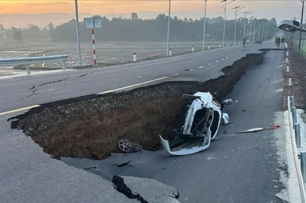 Sự việc sụt lún đường tại Tây Ninh ngày 11/5/2025. (Ảnh: CTV)