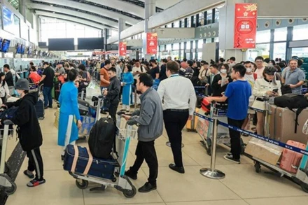 Hành khách nhộn nhịp tại Cảng hàng không quốc tế Nội Bài dịp nghỉ lễ 30/4-1/5 năm 2024. (ẢNH: KIM CƯƠNG)